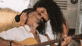 Vice-campeão de No Limite, Viegas lança música romântica e troca beijos com Elana em clipe: 